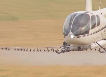 Técnicos e produtores rurais aprovam a pulverização da mandioca com helicóptero